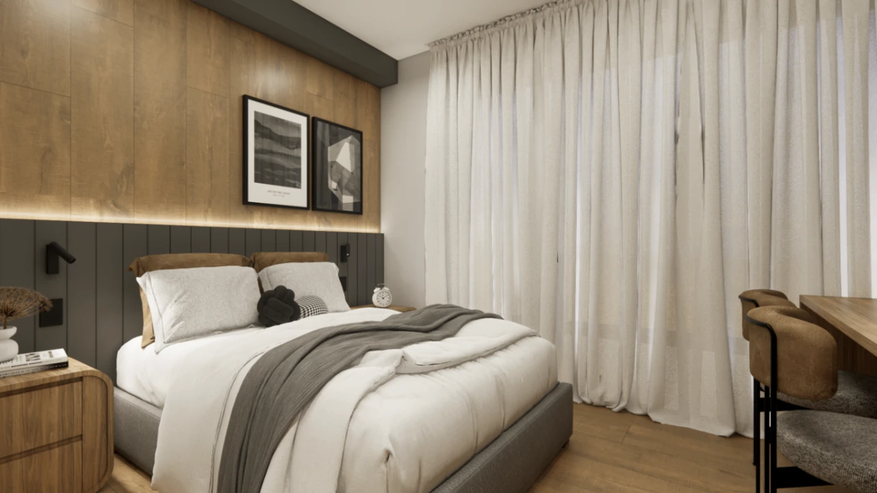 Quarto com painel de madeira iluminado e cortina clara, capa do vídeo de depoimento da cliente Vivian
